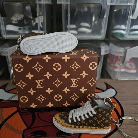 Fashion pair of mini sneakers keychain. - Picture 3 of 7